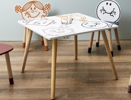 Tραπέζι Μικροί Κύριοι Μικρές Κυρίες με μολυβοθήκη και διαστάσεις 60x60x44cm - Δεν περιλαμβάνονται οι καρέκλες