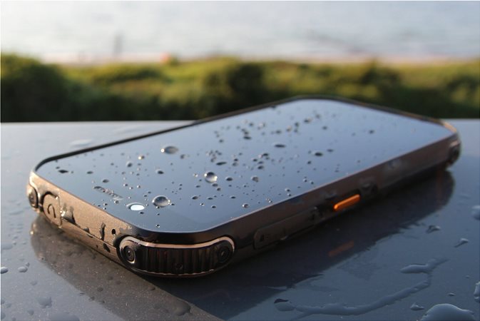 Μείνε Συνδεδεμένος