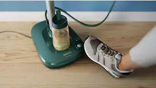 Πάνω στη βάση φαίνονται τα κουμπιά ποδιού και το αποσπώμενο δοχείο νερού