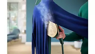 Σκοτώνει έως και το 99,9% βακτηρίων και ακάρεων σκόνης και φρεσκάρει τα ρούχα