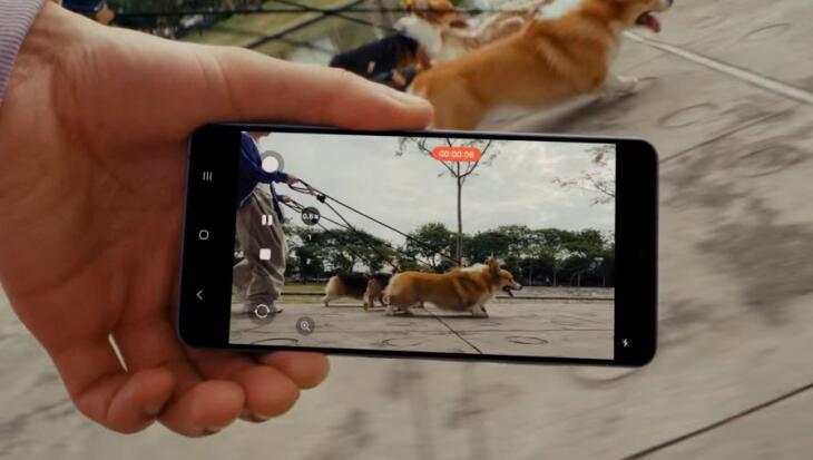 Super σταθερή λήψη βίντεο. Ακόμα και εν κινήσει