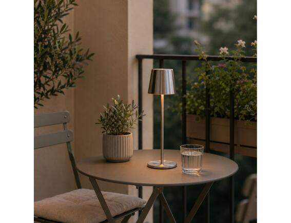 Brilliant  Επιτραπέζιο φωτιστικό LED Xaana με μπαταρία, USB, ισχύ 4W και διαστάσεις 11x11x37cm - Ασημί